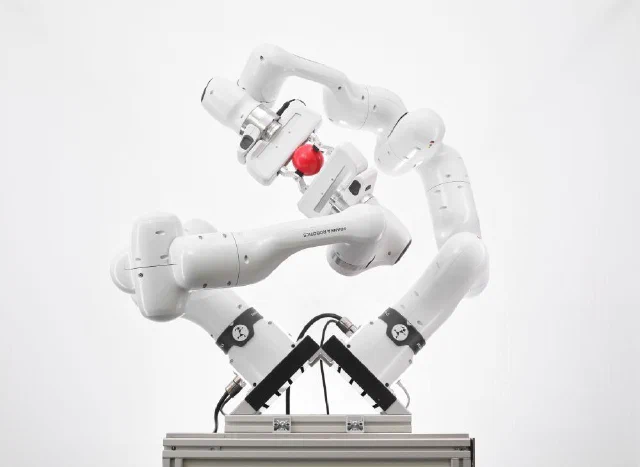 メーカー画像で器用な物体操作を示す2台のFranka Research 3アーム。