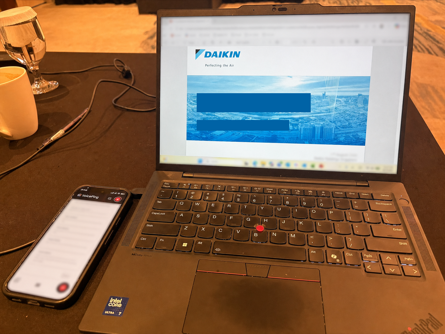 主催側のWindows PCと参加者のスマートフォンで翻訳を確認する利用例