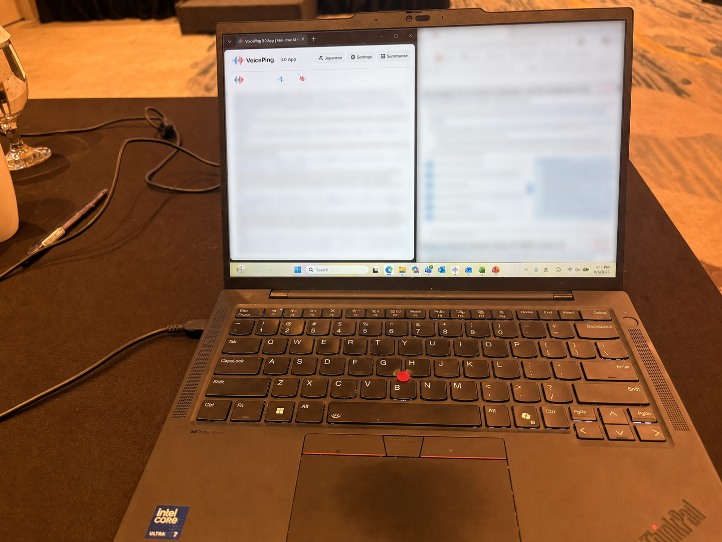 会議資料とVoicePingの翻訳画面を同じPCに並べた利用例
