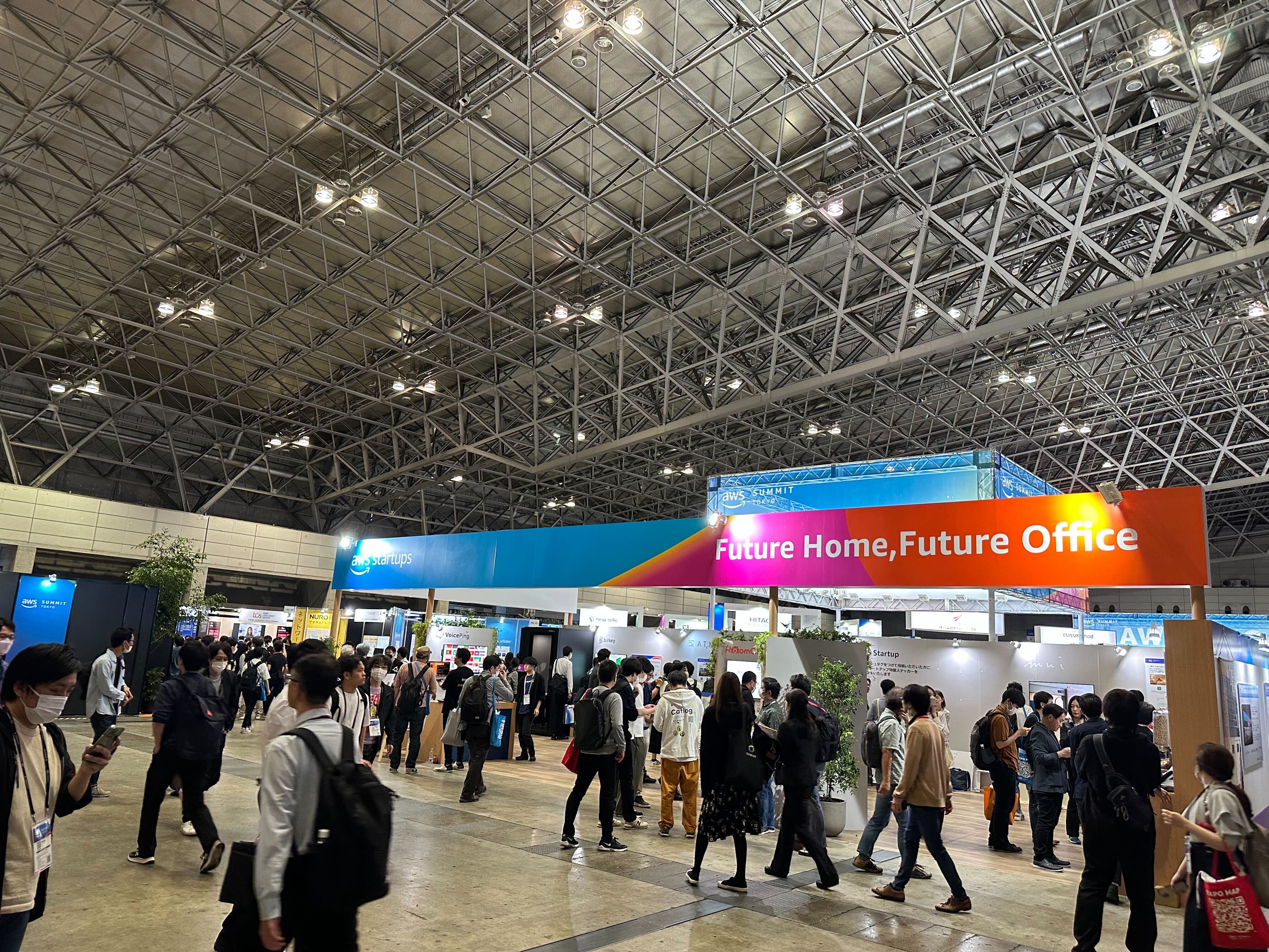 Future Home, Future Officeと掲示された展示エリアと、奥に見えるVoicePingブース