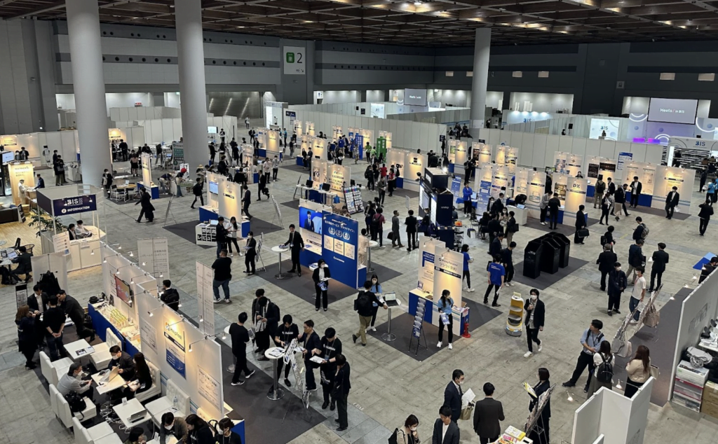 BISなど同時開催の展示会ブースや商談テーブルが並ぶ、東京ビッグサイトの会場