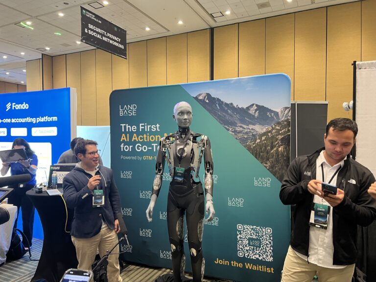 Landbaseの看板を背に、顔と上半身が見える人型ロボットAmeca