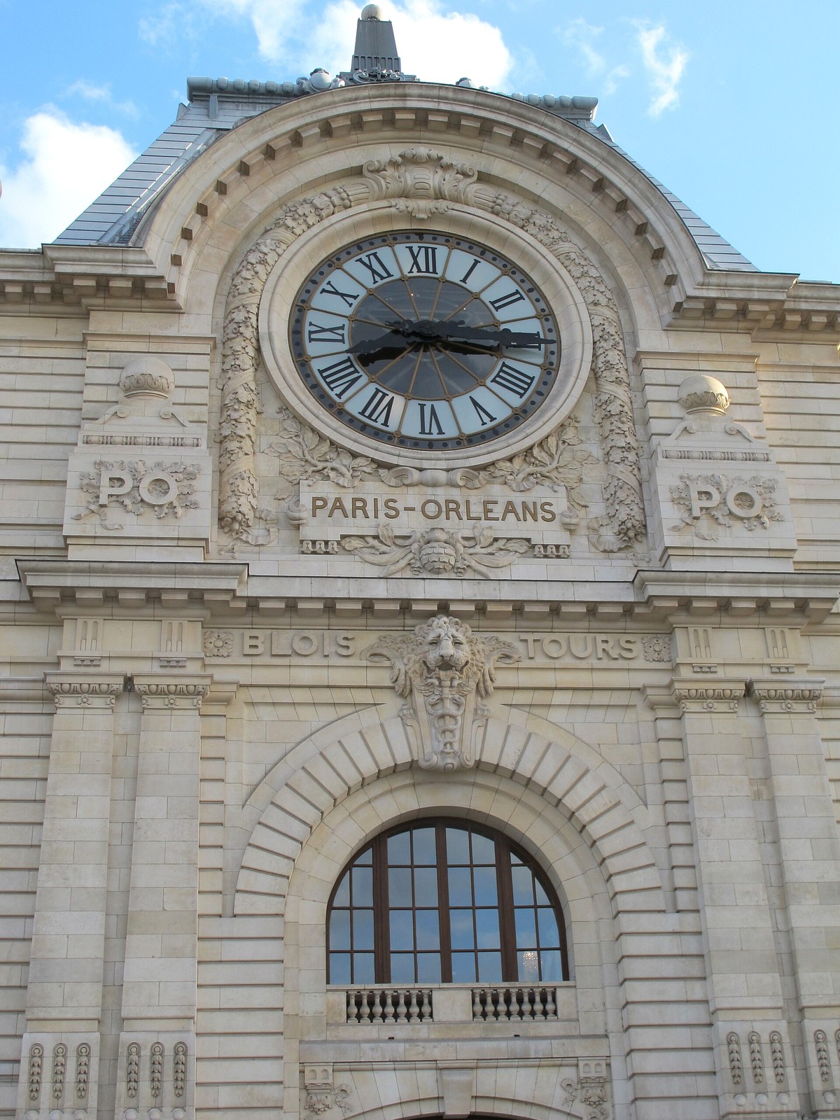 旧オルセー駅の外壁に残る大時計とPARIS ORLEANSの文字