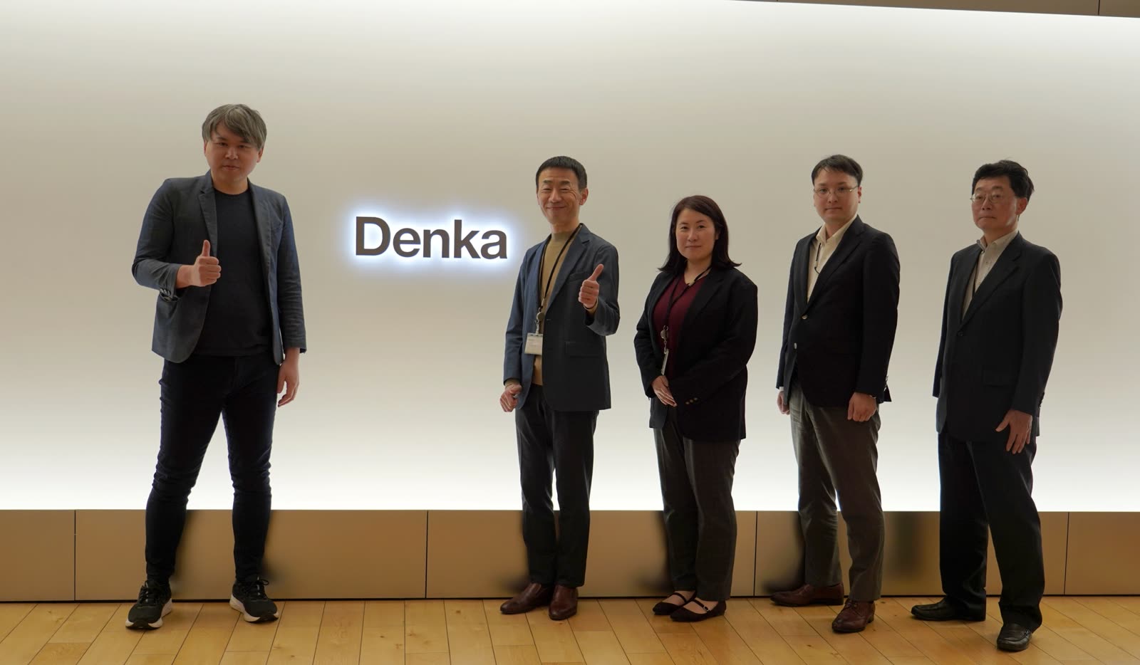 デンカ株式会社本社ロビーにて